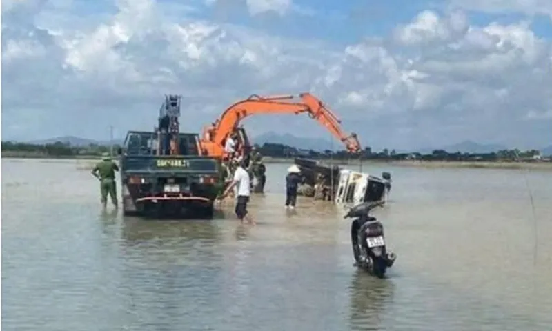 Lật xe tải khi đi qua đường ngập nước, một tài xế tử vong