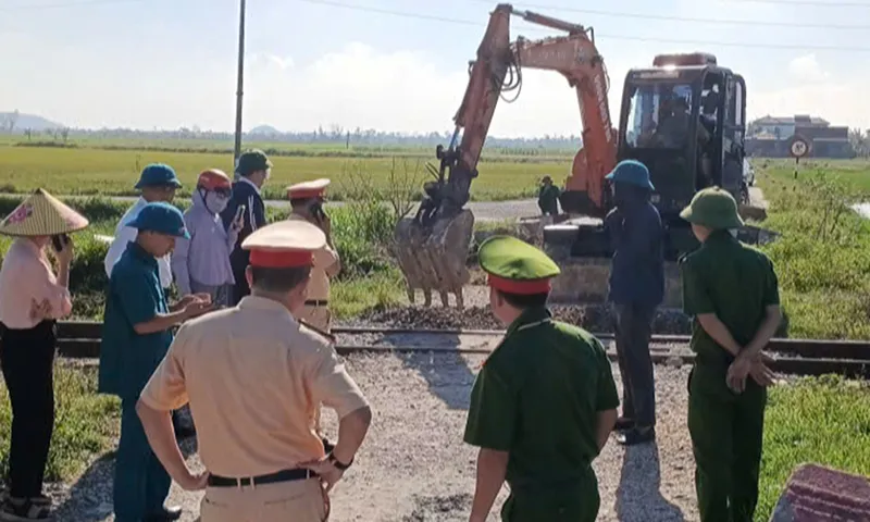 Lực lượng chức năng phối hợp phá dỡ điểm mở trái phép qua đường sắt