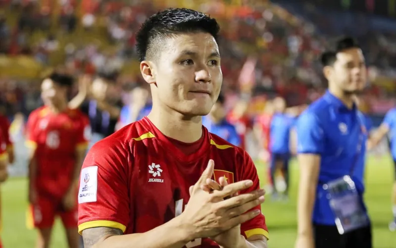 Nhưng tiền vệ này phải rút lui vì chưa kịp bình phục chấn thương