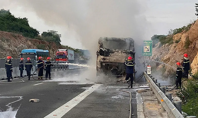 Xe khách cháy trơ khung trên cao tốc Nha Trang – Cam Lâm