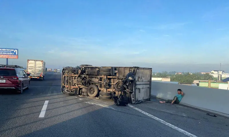 Va chạm xe cứu thương xe tải bị lật trên cao tốc TPHCM - Trung Lương