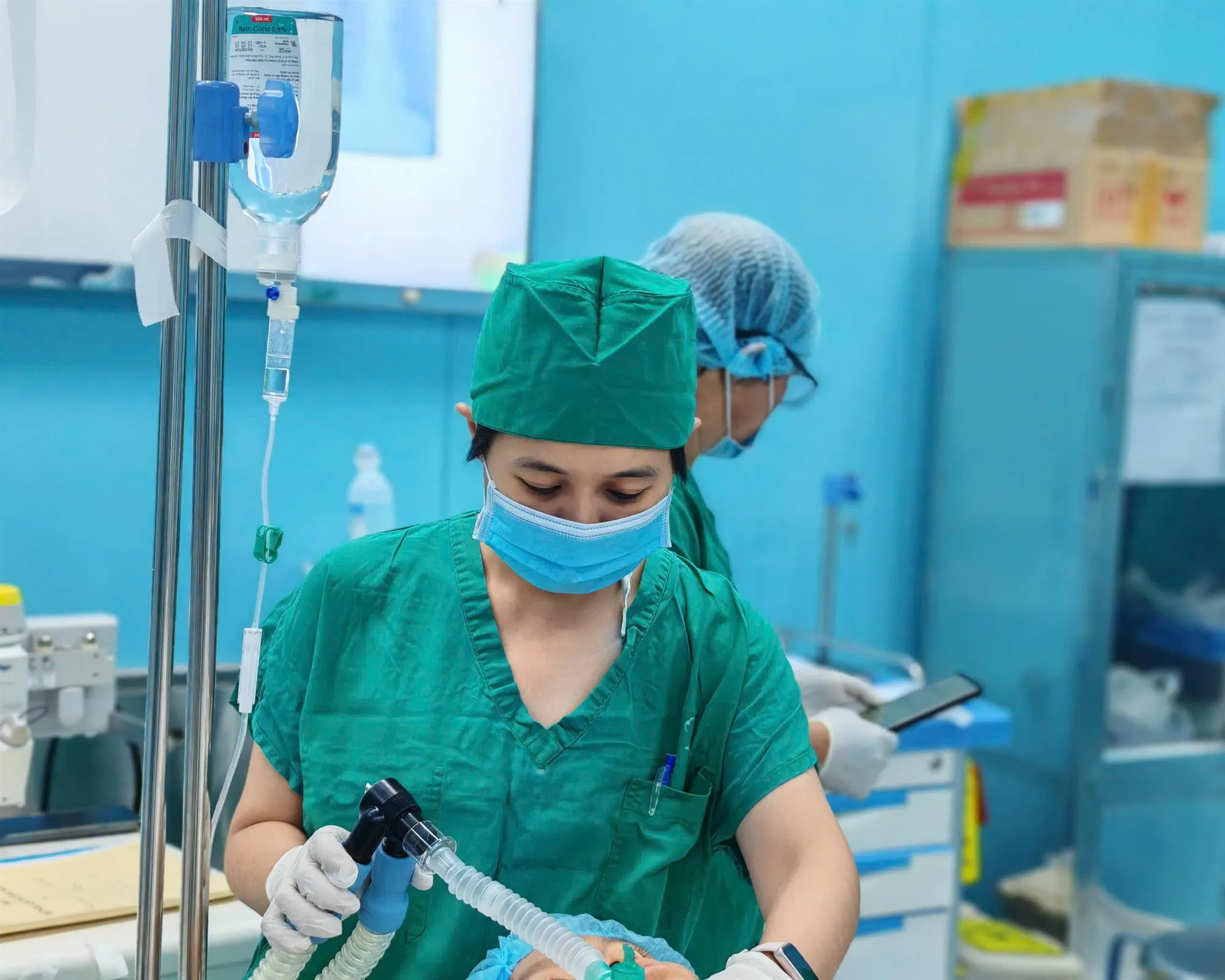02 BS.CKI Nguyễn Thị Thanh Trúc (Bệnh viện Bình Dân) đang tiến hành gây mê cho người bệnh