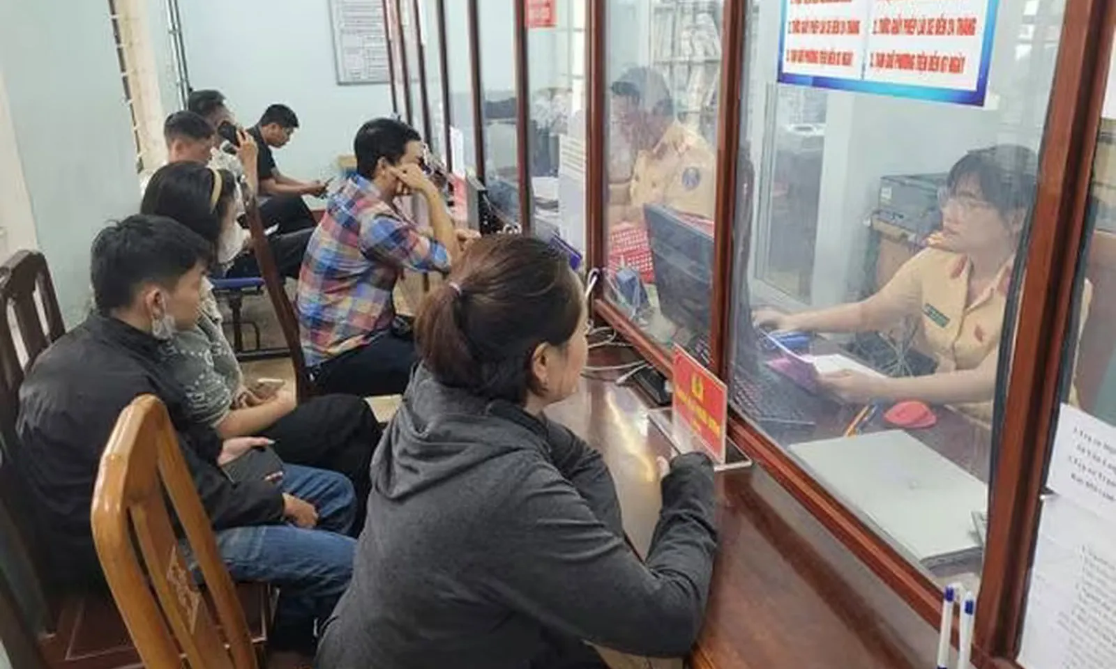 Phạt nặng, nhiều người bỏ luôn phương tiện vi phạm