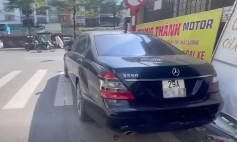 Chếc xe đỗ nơi có biển cấm bị người dân phản ánh và xử phạt