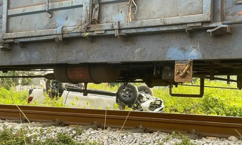 Xe bán tải vượt đường ray bị tàu hỏa đụng văng xuống ruộng
