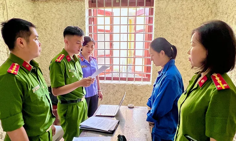 Công an, viện kiểm sát thực hiện các quyết định tố tụng với Nông Thị Thu Thủy - Ảnh Công an tỉnh Điện Biên