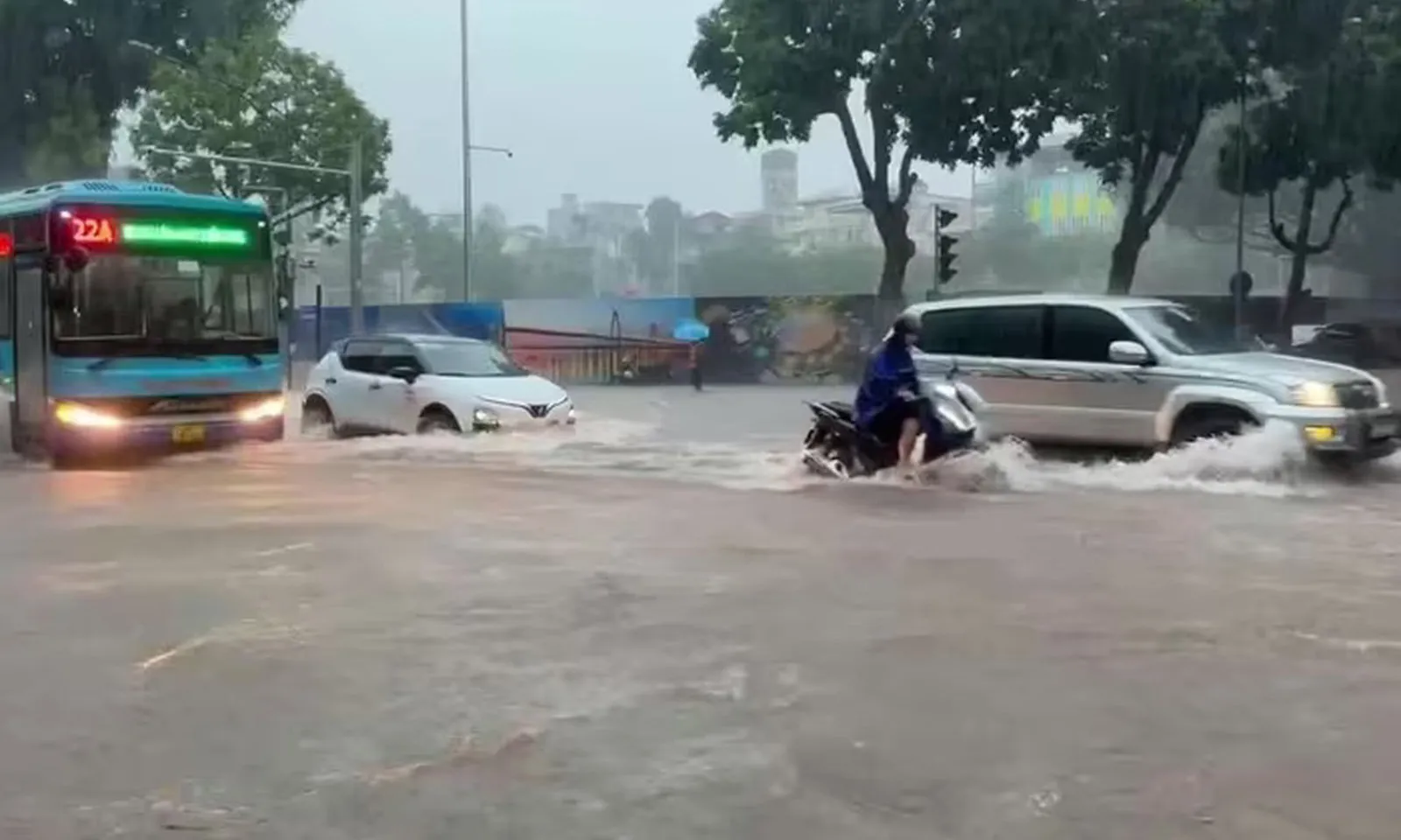 Hà Nội khuyến khích làm việc, học trực tuyến để ứng phó bão số 11