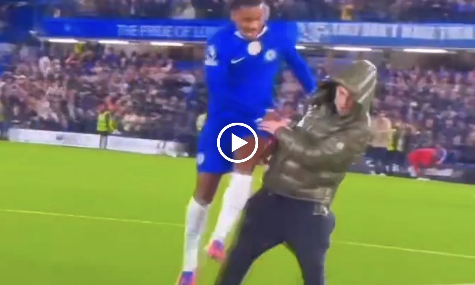 VIDEO: Tân binh Chelsea vui quá đà, vô tình làm đau Palmer