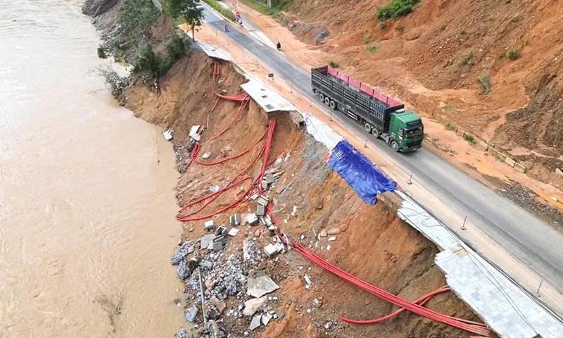 Quốc lộ 2 bị khoét sâu vào sát bờ sông Lô, nhiều vị trí sụt xuống hàng mét, tạo hàm ếch lớn