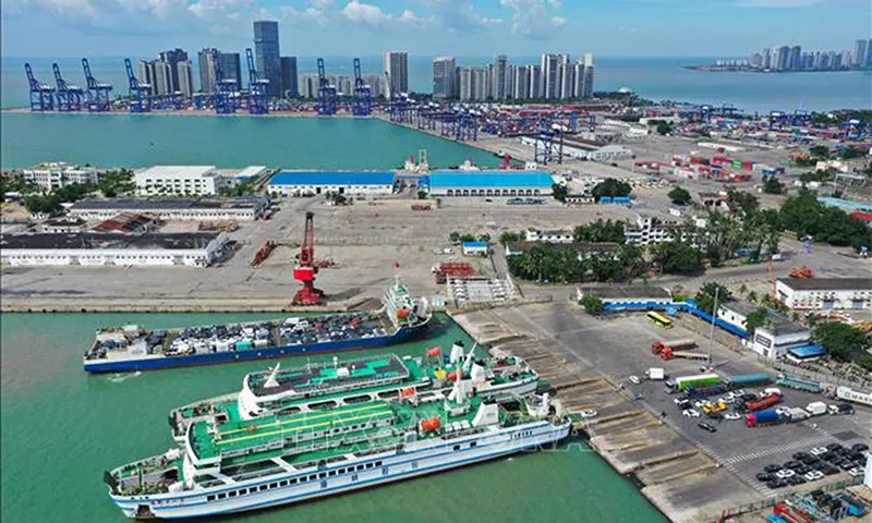 Tàu thuyền vào nơi tránh trú bão ở cảng Xiuying thuộc Hải Khẩu, tỉnh Hải Nam, Trung Quốc ngày 4 10 - Ảnh TTXVN