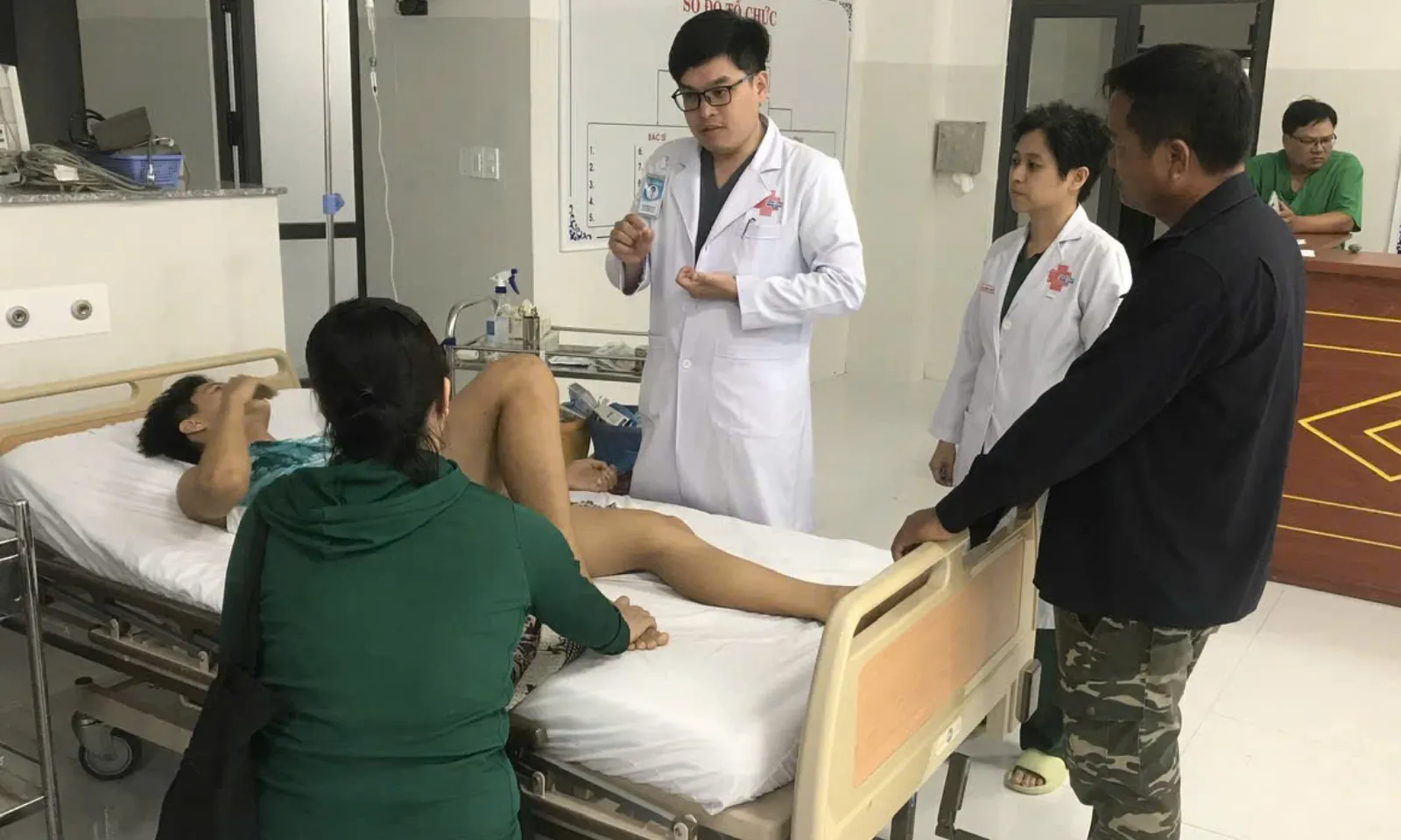 Phẫu thuật cấp cứu thủng dạ dày cho học sinh 15 tuổi tại Côn Đảo