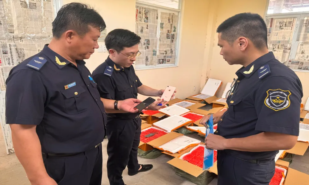 Hải quan bắt giữ gần 5.000 chiếc điện thoại di động và 2.550 đôi giày trẻ em giả