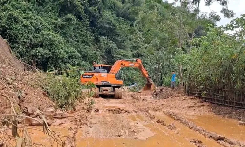 Thủ tướng chỉ đạo khẩn ứng phó mưa lũ, sạt lở sau bão số 11