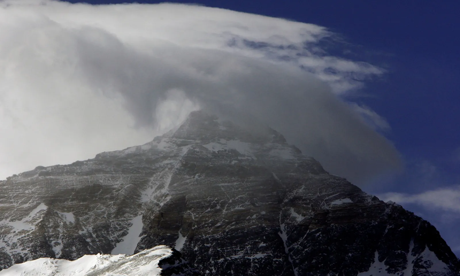 Gần 1.000 người bị mắc kẹt trên đỉnh Everest do bão tuyết