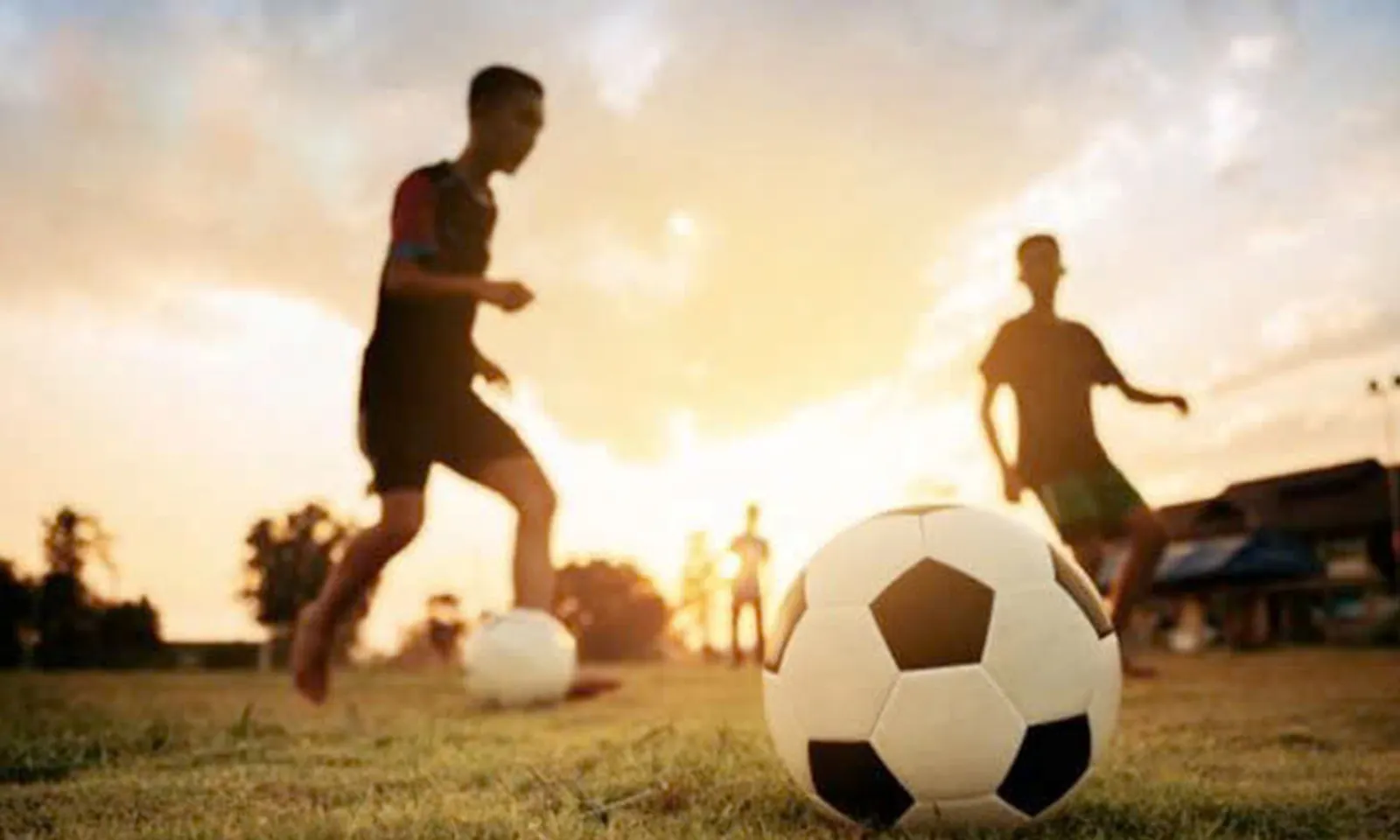 Nam thanh niên chấn thương tinh hoàn trong khi đá bóng