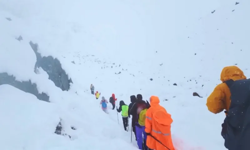 Giải cứu du khách mắc kẹt trên Everest do bão tuyết