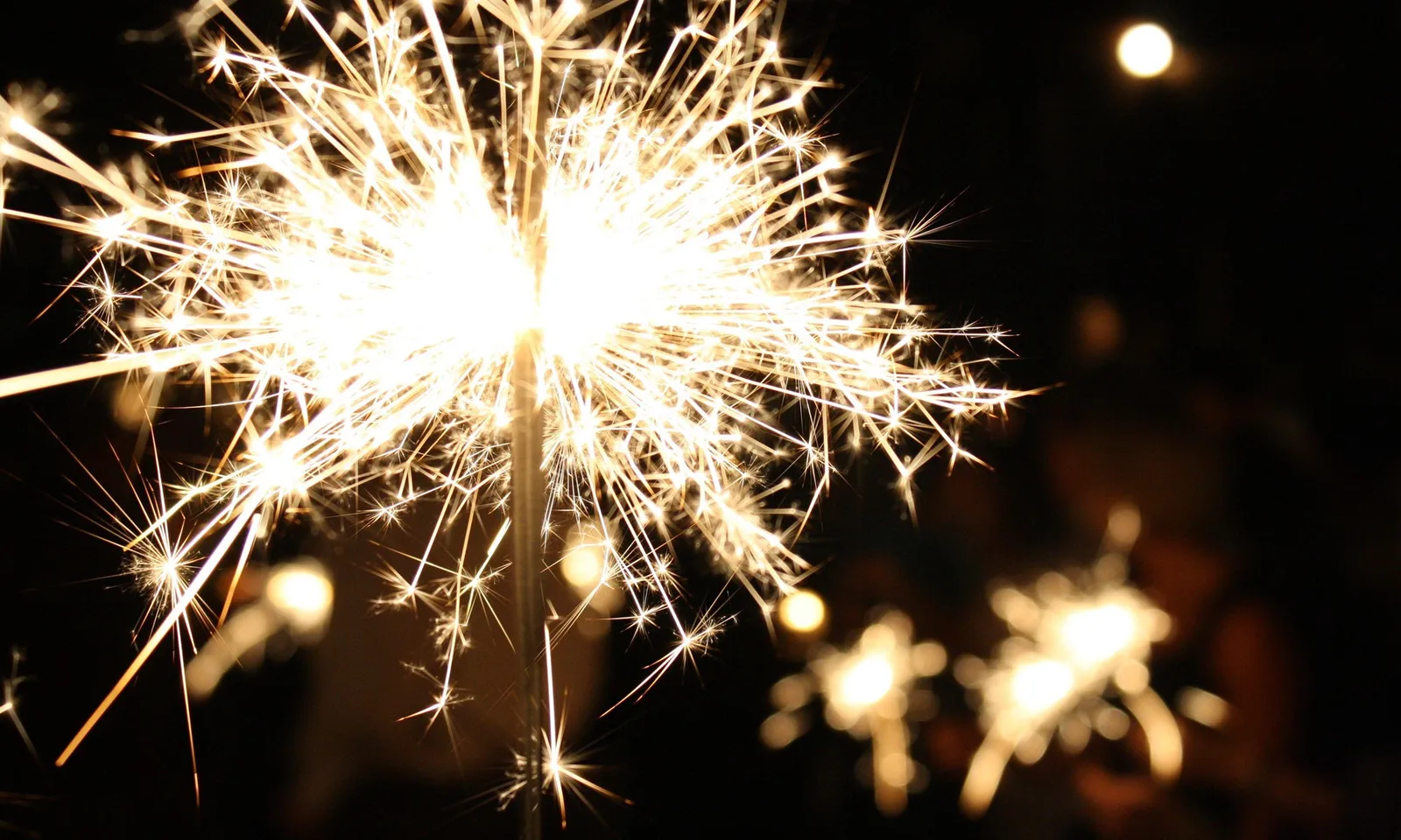 Bé 2 tuổi tổn thương mắt do bị pháo hoa bắn khi chơi Trung thu