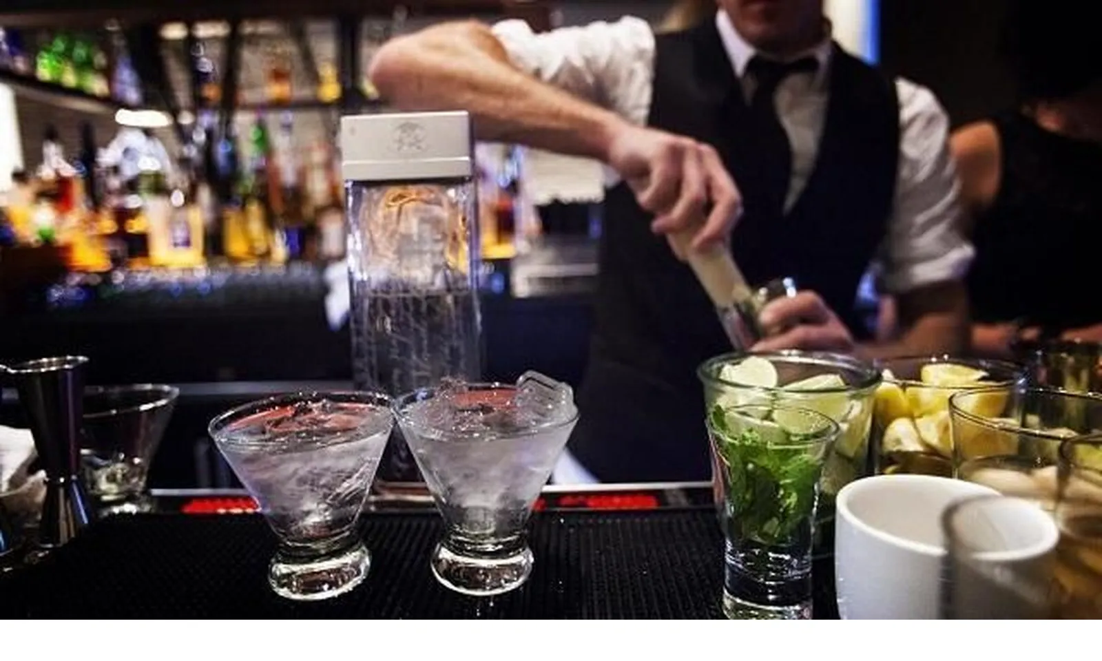 Nghỉ hưu sớm với 176 tỷ, người đàn ông Nhật vẫn trở lại làm phục vụ quán bar