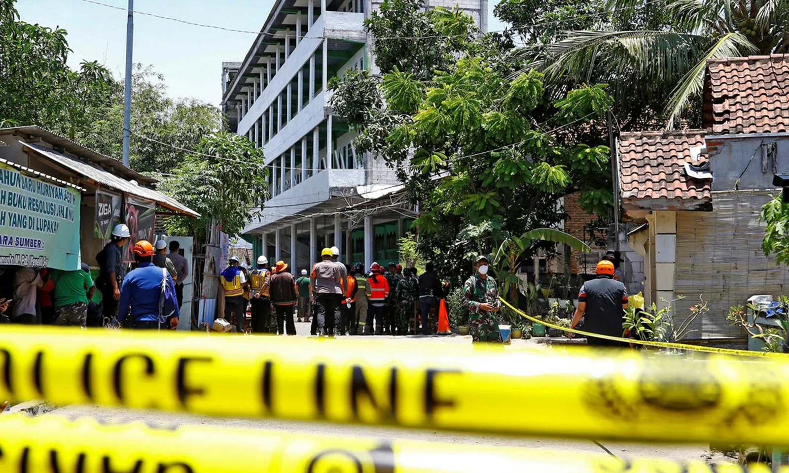 Số người chết trong vụ sập trường học ở Indonesia tăng lên ít nhất 49