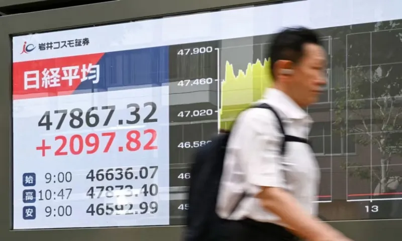 Chứng khoán Tokyo tăng kỷ lục sau khi bà Takaichi đắc cử