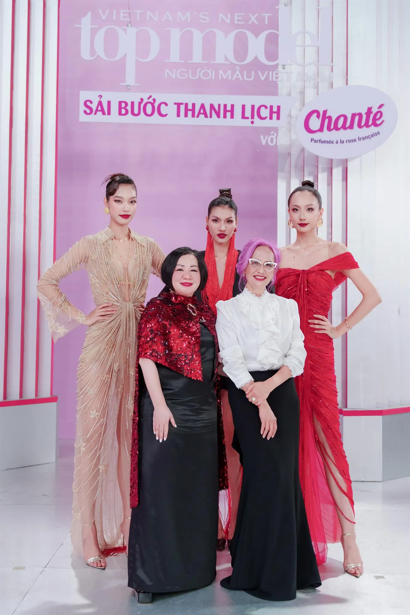 0. Top 3 xuất sắc nhất gồm Mai Hoa – Bảo Ngọc – Mỹ Ngân cùng Madame Trang Lê và TBT tạp chí Happer's Bazaar Vietnam