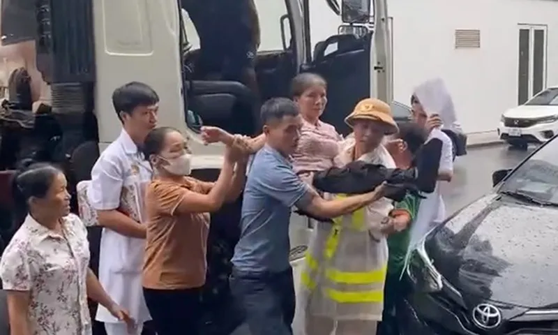 CSGT Hà Nội hỗ trợ người dân vượt lũ đến bệnh viện