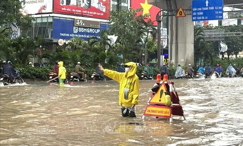 Hà Nội vận hành tối đa công suất các trạm bơm để thoát nước