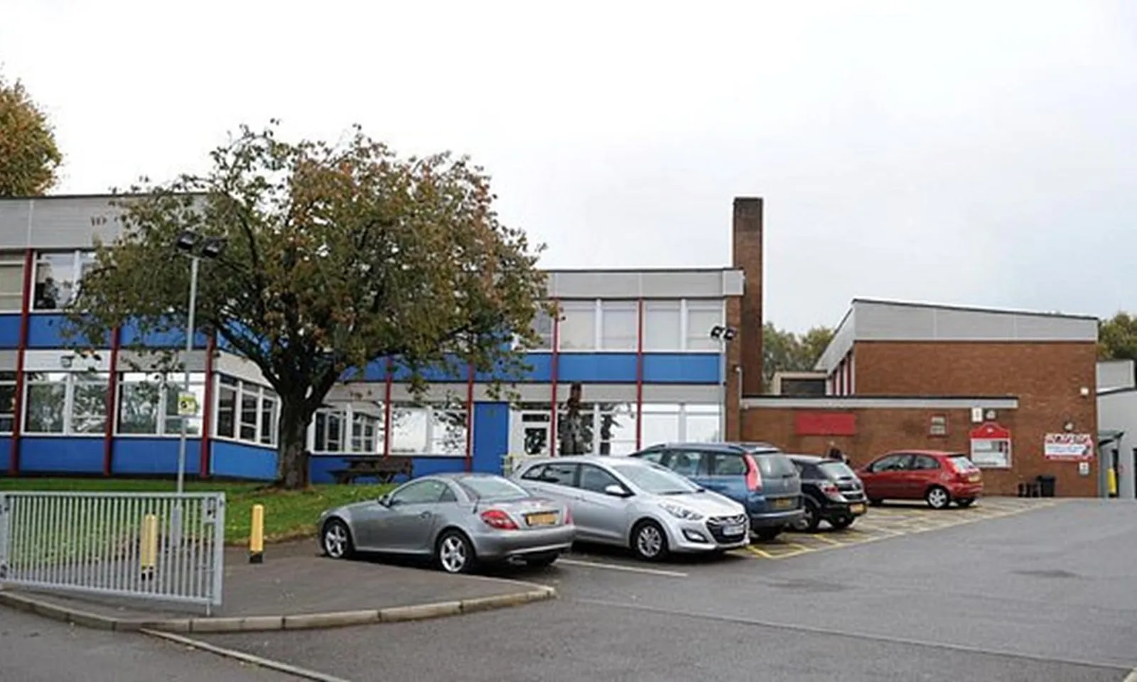 Anh: Trường tiểu học phạt tiền phụ huynh nếu để con đi học muộn thường xuyên