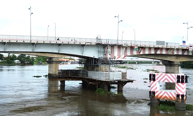 Hoàn tất nâng cầu Bình Triệu lên mức tĩnh không 7m