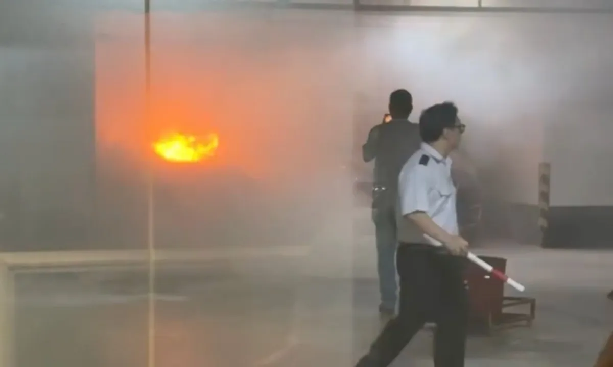 Cháy ô tô trong hầm giữ xe Takashimaya