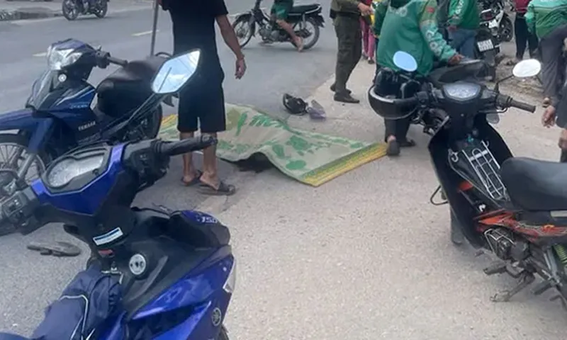 Xe máy va chạm ô tô tải, anh tử vong, em bị thương nặng