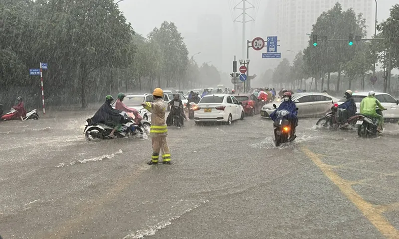 Mưa lớn đe dọa hàng loạt tuyến đường ở Hà Nội ngập nước