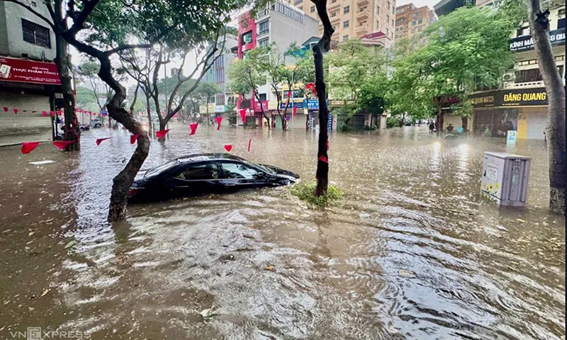 29 điểm ở Hà Nội ngập nặng, giao thông đình trệ, nhiều ôtô chết trong nước