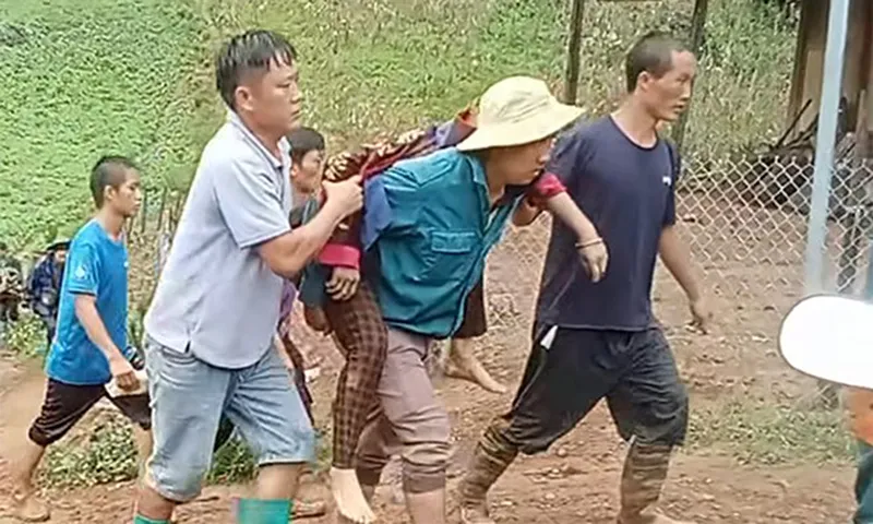Người dân ở hiện trường vụ sét đánh tử vong hai vợ chồng - Ảnh Xã Pú Nhung