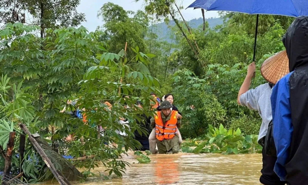 Thái Nguyên: Cứu hộ khẩn cấp 270 học sinh bị mắc kẹt, nhiều điểm vượt báo động 3