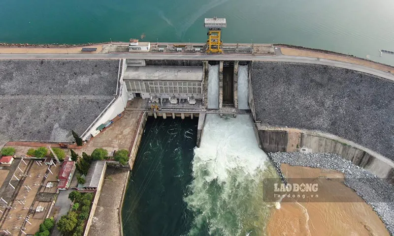 Thủy điện Thác Bà đóng toàn bộ cửa xả từ 6h30 ngày 7 10 - Ảnh LĐO