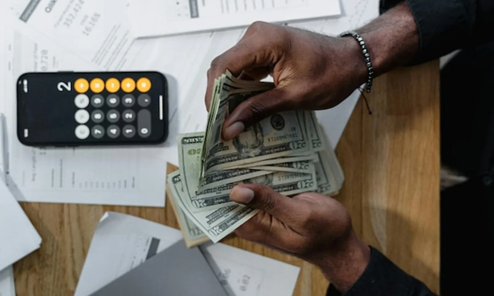 Công ty chuyển nhầm số tiền lương gấp 300 lần cho nhân viên nhưng không đòi lại được