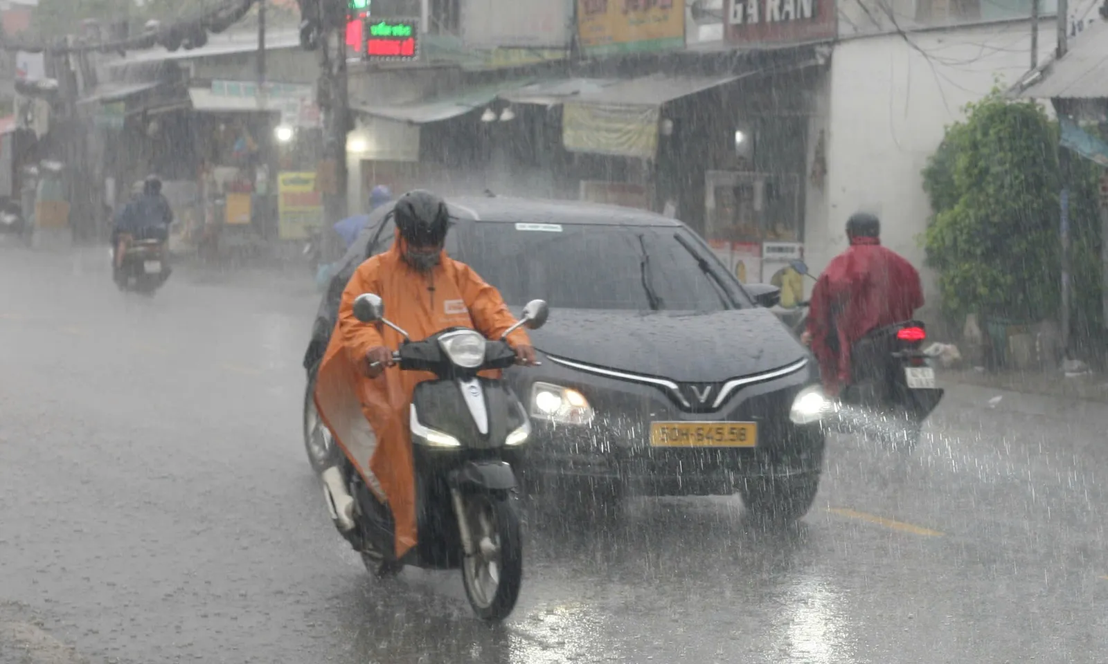 TPHCM mưa lớn diện rộng, nhiều tuyến đường ngập sâu giờ tan tầm