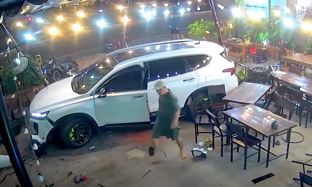 Mâu thuẫn trong bàn nhậu, tài xế lái ô tô lao thẳng vào quán khiến một người tử vong