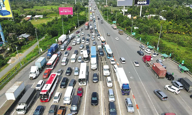 Cao tốc TPHCM - Long Thành - Dầu Giây rào chắn, hạn chế tốc độ phục vụ thi công mở rộng