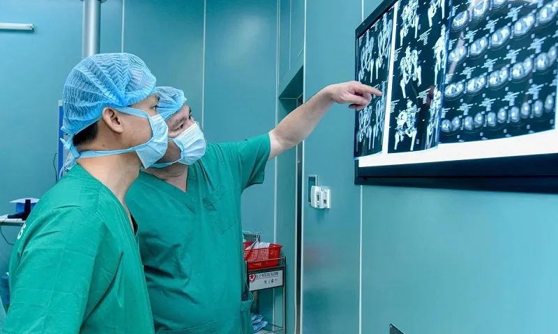 Nỗ lực giành sự sống cho cô gái 24 tuổi bị xe container cán, đa chấn thương cực nặng