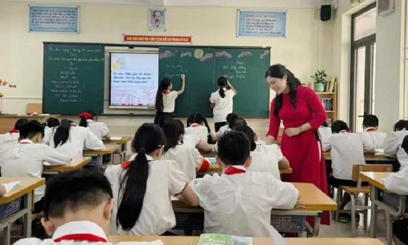 Học sinh Hà Nội đi học trở lại sau hai ngày nghỉ vì bão