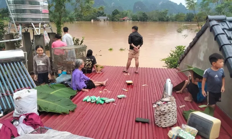 Lũ lên nhanh khiến nhiều gia đình phải cầm cự trên nóc nhà (Thái Nguyên) - Ảnh Ve