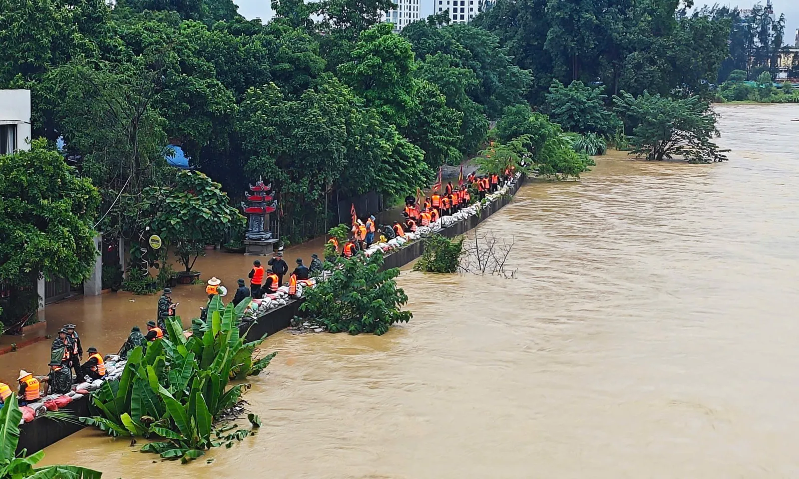 Lũ sông Cầu, sông Thương vượt báo động 3, nguy cơ chạm đỉnh lịch sử sáng mai