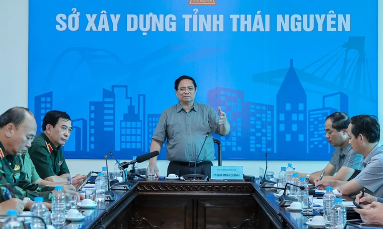 Thủ tướng: Ưu tiên đảm bảo lương thực, nước uống, thuốc men cho người dân vùng lũ