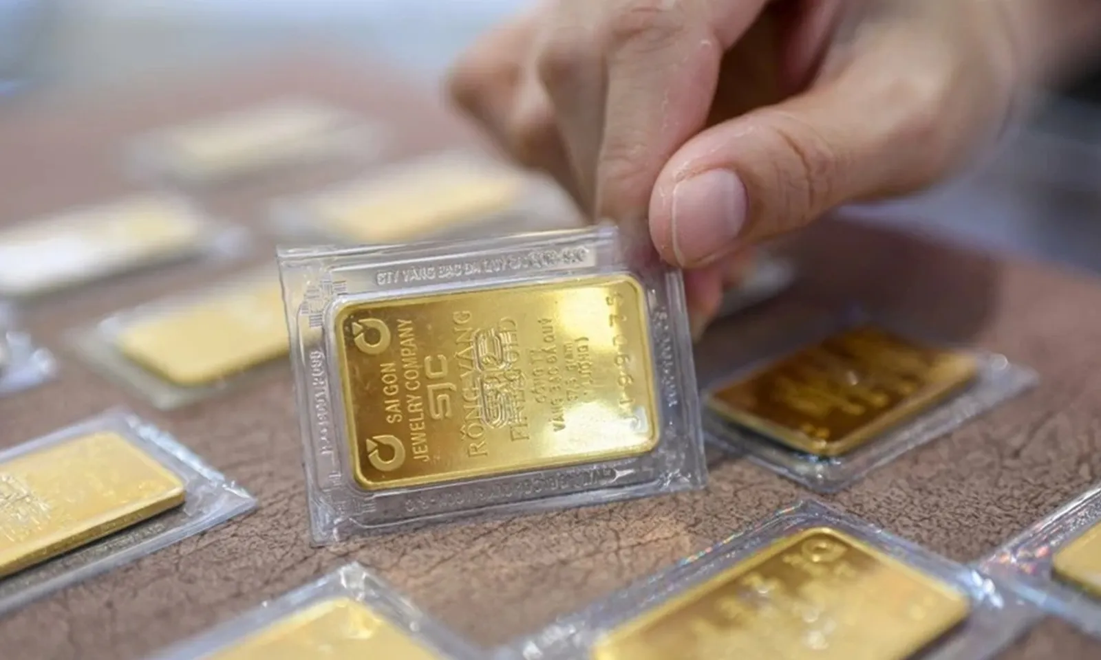 Vàng miếng SJC tiến sát mức 142 triệu đồng/lượng