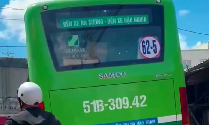 xe buýt leo vỉa hè
