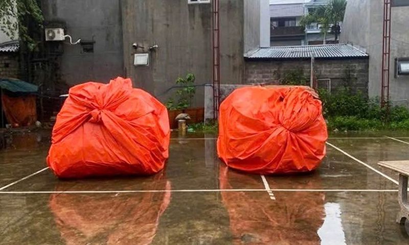 Chủ đăng thông báo tìm 2 chiếc xe ôtô đã bọc kín bằng bạt bị trôi trong lũ 