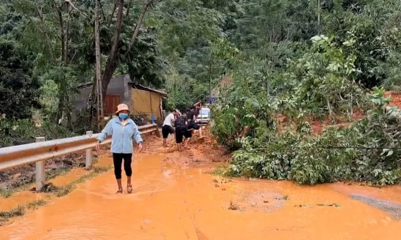 Hạ tầng giao thông thiệt hại gần 1.000 tỷ đồng do bão số 10