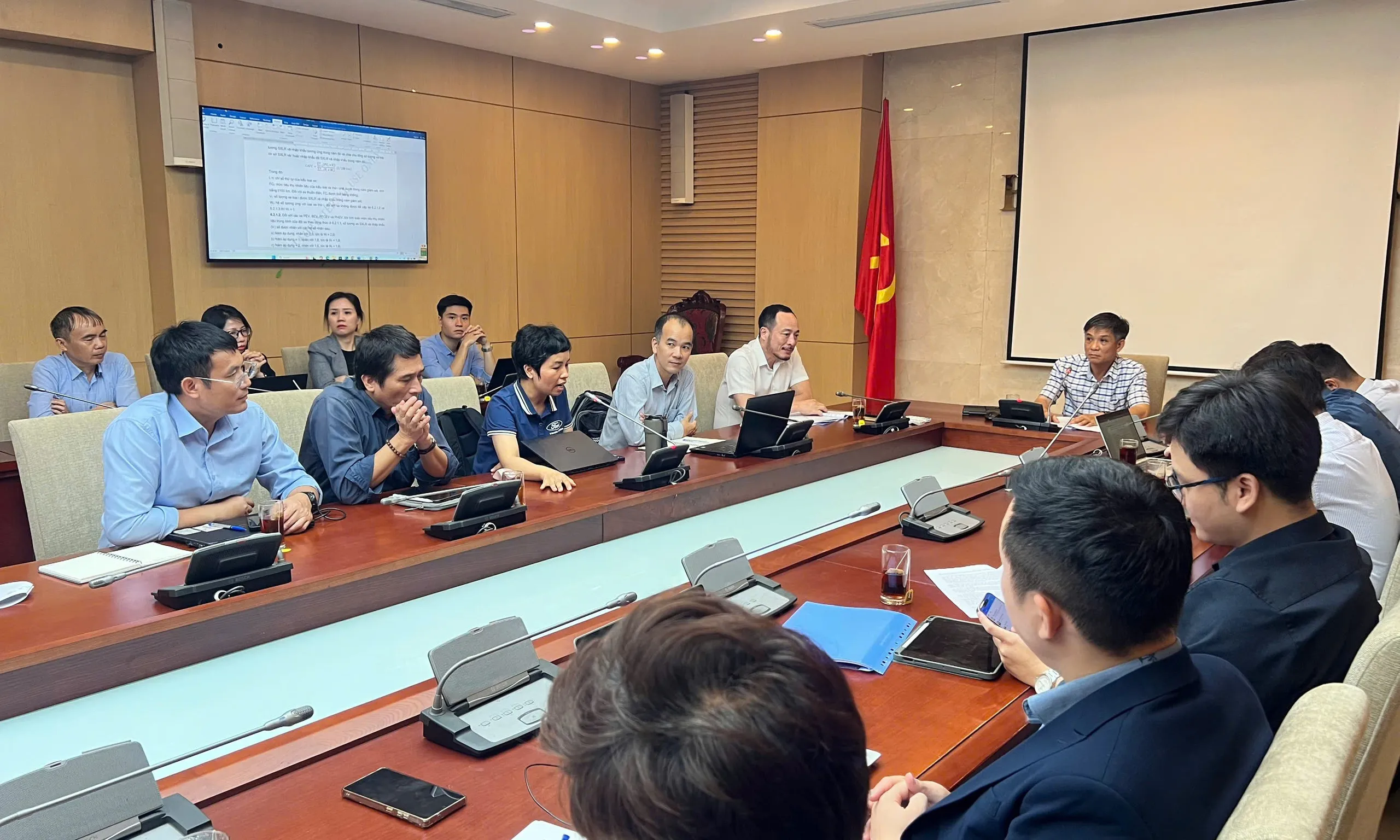 Các đại biểu tại hội nghị đóng góp cho dự thảo